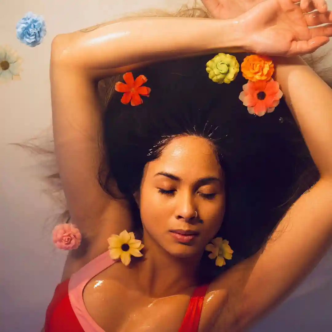 Bain-Flottant-femme Bain-Flottant-femme woman in floatation bath flowers