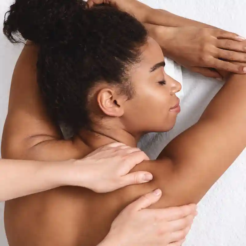 Forfait-La-Totale-harmonie-woman-massaged